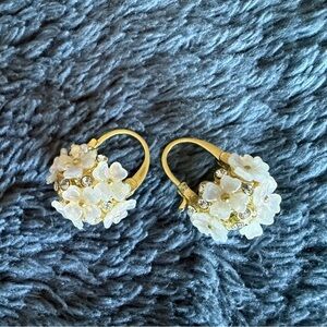 NWOT white flower bouquet earrings